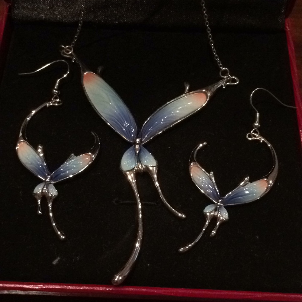 Beautiful boutique  necklace and earring set